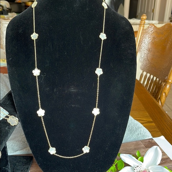 Timeless White and Gold Pearl Necklace - Picture 1 of 5